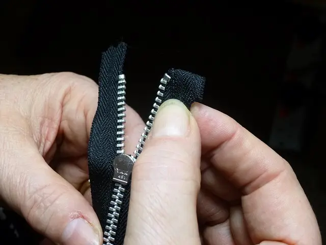 Guida alla riparazione degli abbigliamenti strappati