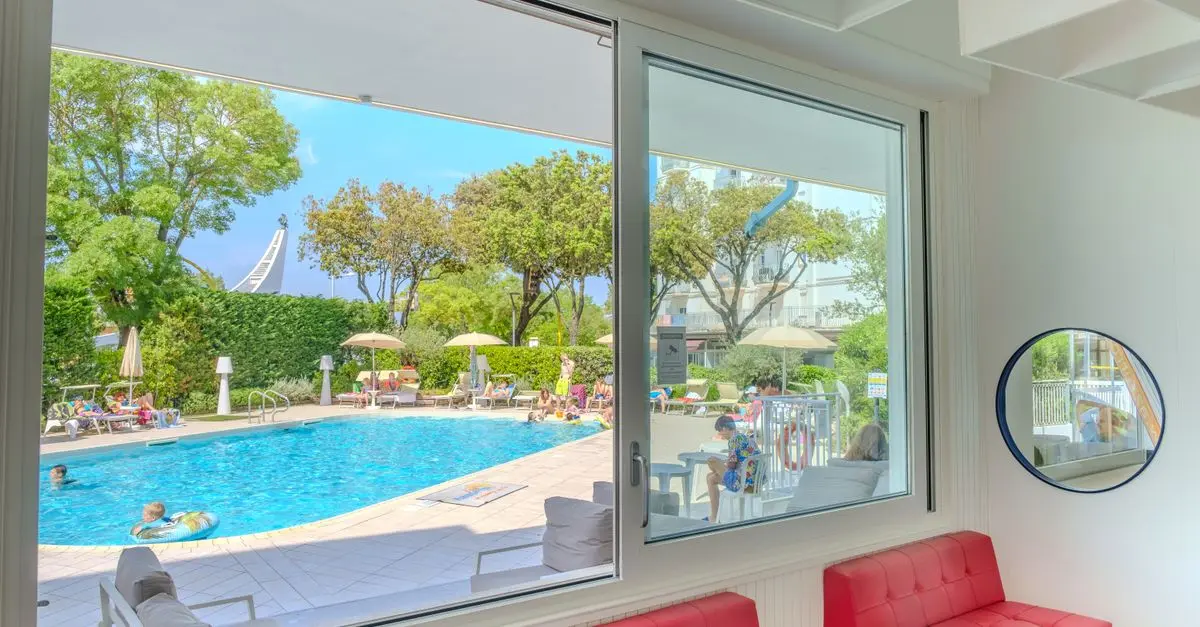 Choisir des Stores pour Piscines Extérieures : Ce qu'il Faut Savoir